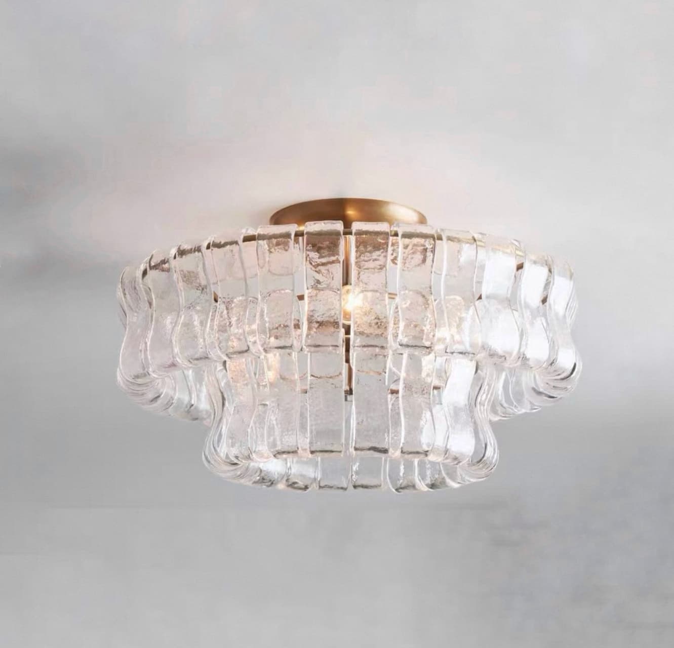 Цвет стекла - прозрачный, цвет каркаса - латунь 